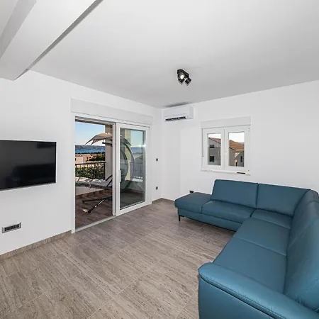 Feriehus Beach Front Home In Kastel Luksic With Sauna